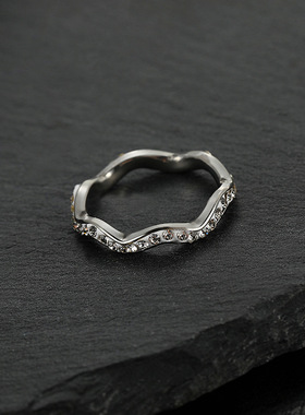 小众级陶泥钻镶钻波浪形戒指