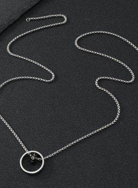 男士环环相扣钛钢吊坠黑色刻字