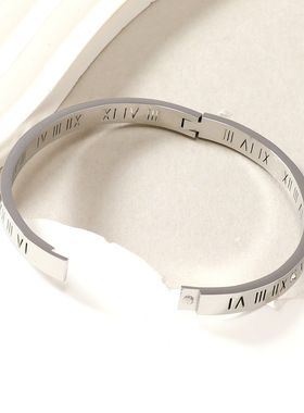 罗切割镂空马字镶钻卡扣钛钢手镯