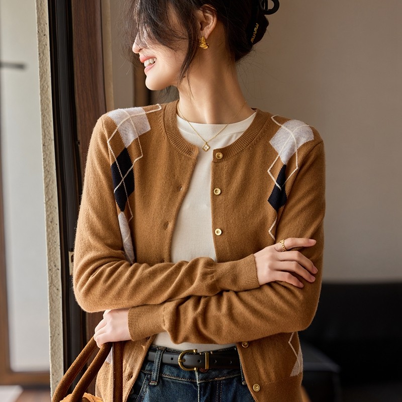 2025秋冬新款100%纯山羊绒开衫女圆领系扣菱形格简约百搭针织外套,淘宝优惠券,粉丝福利购,淘宝优惠卷