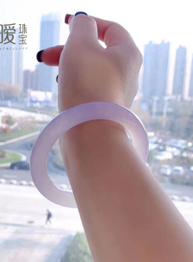 薰衣草色女款玉髓圆条手镯显白
