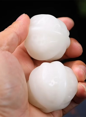 天然新疆和田玉白玉核桃把件文玩