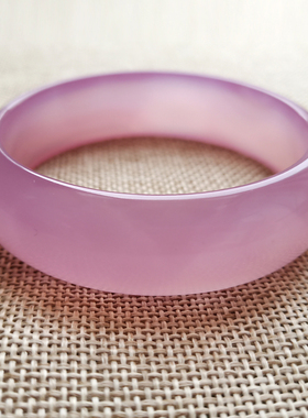 玛瑙粉红色招桃花玉镯子