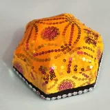 Синьцзян Девушка Шляпа Вэй Вэй коврик Шляпа Синьцзянс Девушка Девушка Шляпа Ше шестиугольная красная этническая специальная шляпа