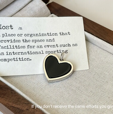 S925纯银日韩滴油黑色爱心吊坠简约个性毛衣链高级感心形小众设计