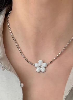 日韩合金材质白色镶钻花朵项链女
