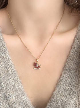 马上有钱红色小马锁骨链女款