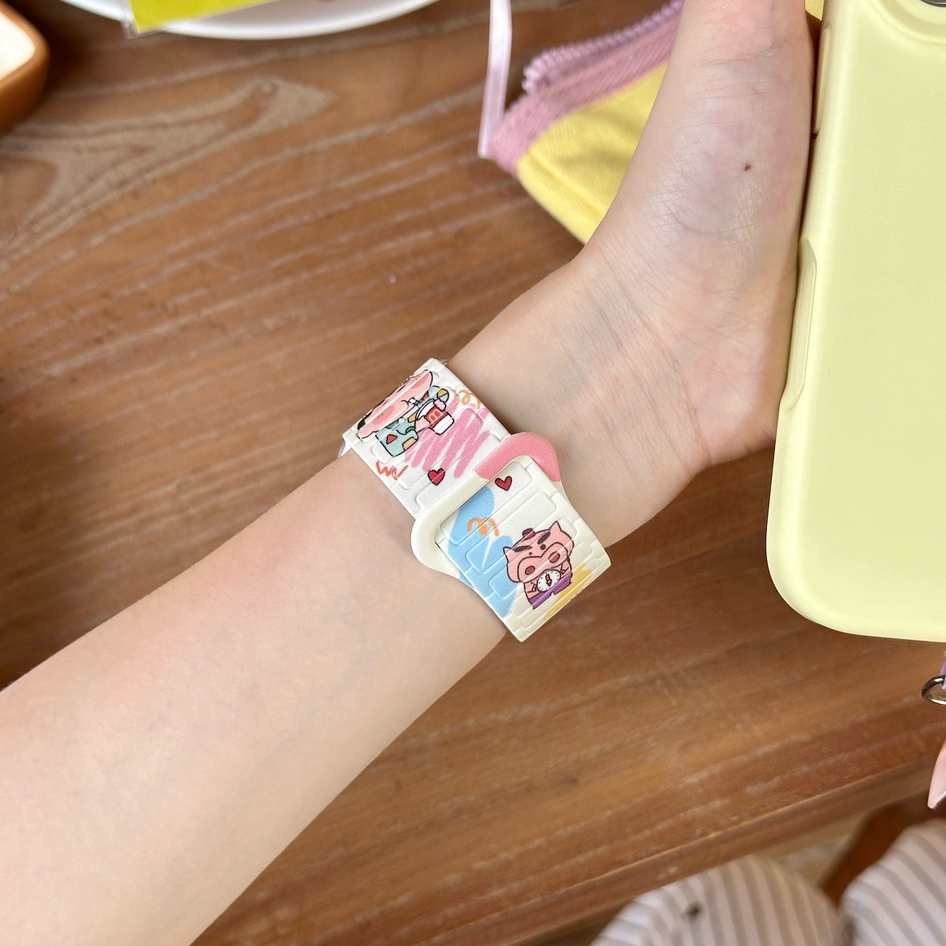 适用苹果10表带蜡笔小新s11卡通手表可爱iwatchs8/7智能手表带新款回环9磁吸腕带女款applewatch硅胶SE腕表带 - 图3