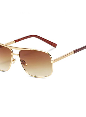 太阳墨镜男开车时尚高级感