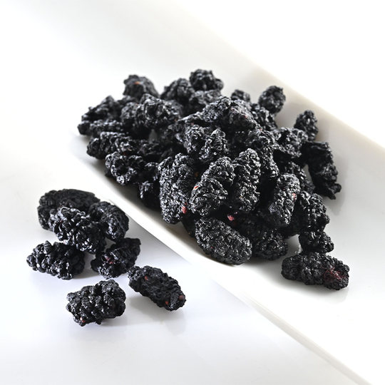 Drink dried mulberries soaked in water upstairs in Hong Kong, China