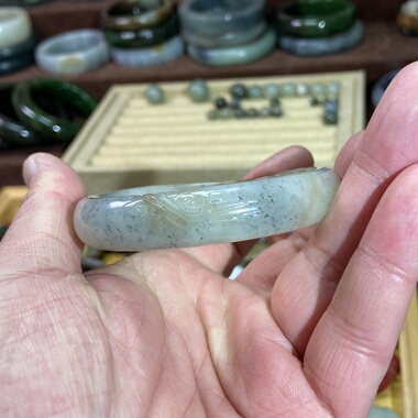 和田玉籽料手镯55圈口枣红皮白玉糖青花古风镯子手工雕刻复古纹饰