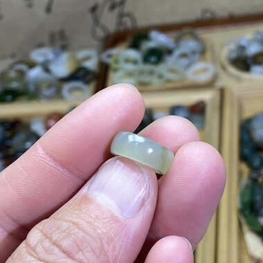 和田玉籽料卡10随型跑环青白玉带翠古风玉环项链锁骨链文玩挂饰