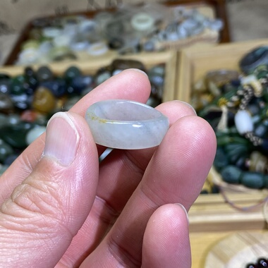 和田玉籽料洒金皮满皮随型卡18戒指白玉青花古风戒圈跑环文玩挂饰