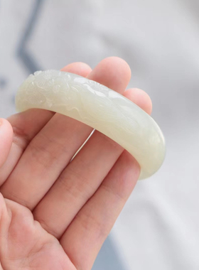 玉手镯圈口53.5，喜上眉梢雕工镯（证书编号2241906喜上眉梅梢