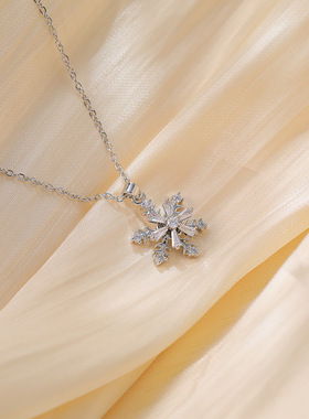 旋转钛钢圣诞小雪花小众轻奢新款设计感吊坠气质独特设计可转动