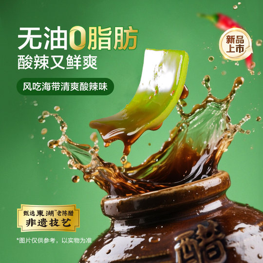 Wei Longfeng mange des collations de varech prêtes à manger