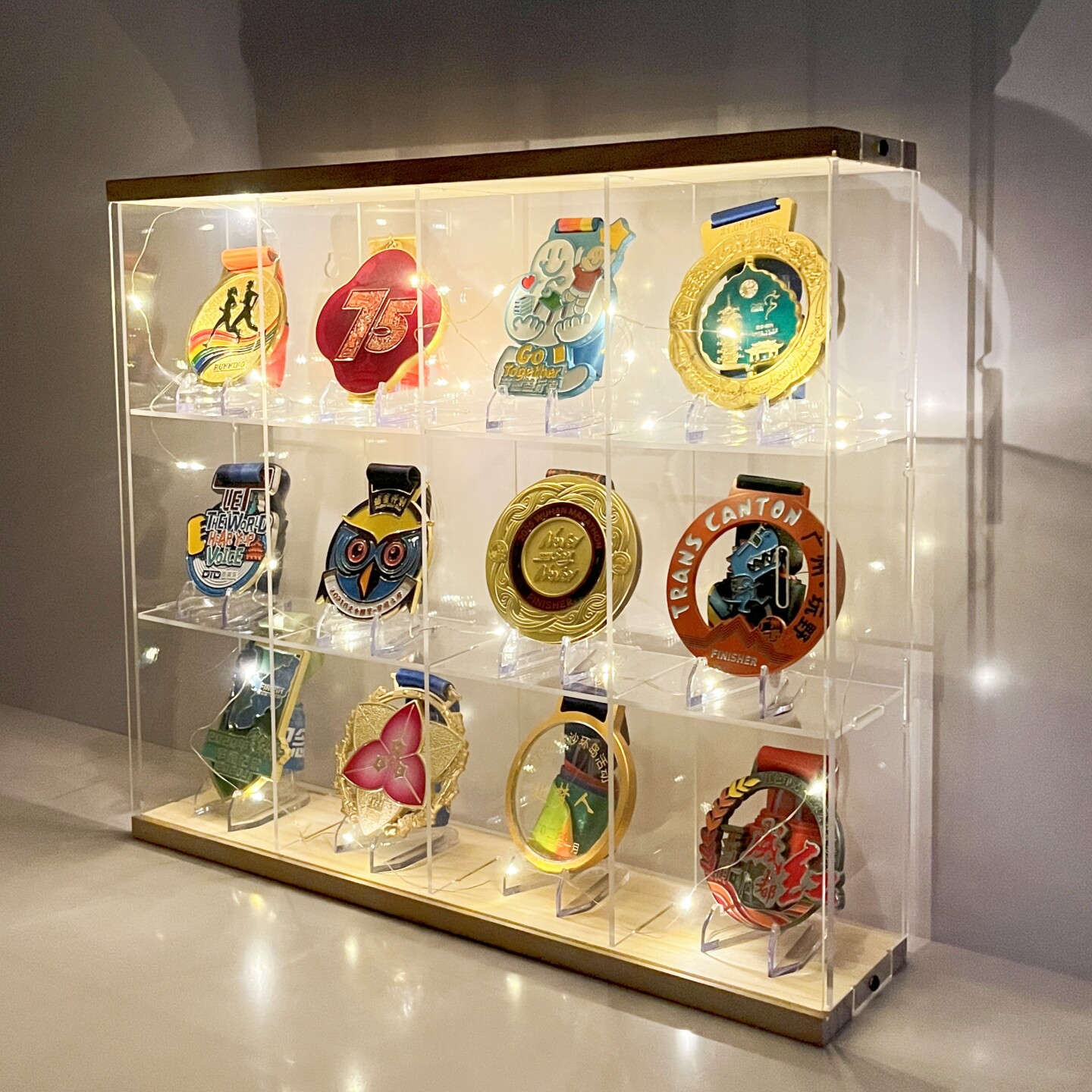 马拉松奖牌展示架防尘透明亚克力展示架可开门展示盒奖牌背景墙,淘宝优惠券,粉丝福利购,淘宝优惠卷