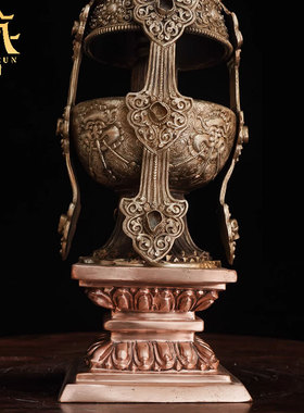 丹萨替十五世纪塔柱前后双面铜像