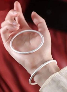 手镯女简约小众设计高级感2024年新款古法素圈银色手镯配饰