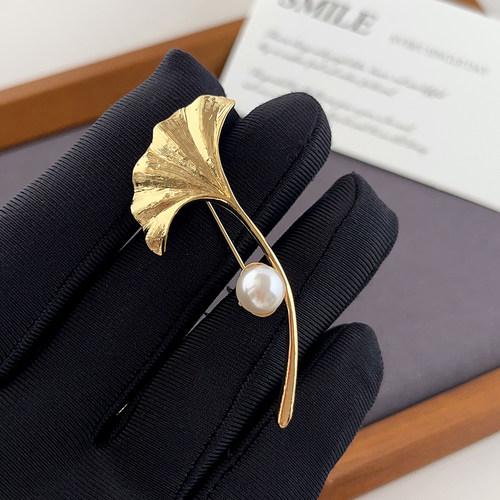 小众轻奢高级感金色银杏叶珍珠胸针高端精致时尚气质大衣别针配饰 - 图1