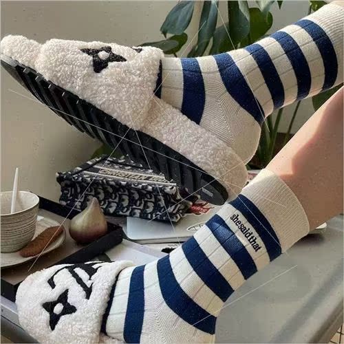 OOTD fall and winter Korea super fire striped socks female m - 图2