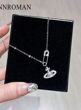 镶钻土星别针造型吊坠项链