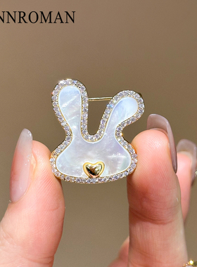 白色兔耳镶钻胸针轻奢感