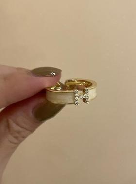 一恋精致滴釉工艺戒指女复古时尚叠戴交叉H字母开口指环食