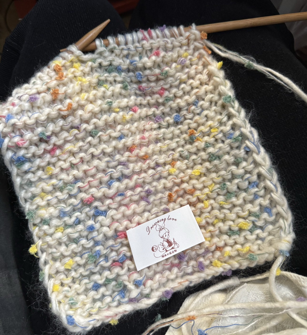 溺水小苑自制可爱彩虹豆豆围巾手混线双元宝编织钩针diy手工礼物 - 图0