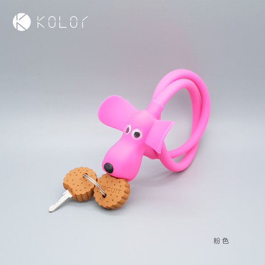 Kolor puppy eats biscuits without damaging car lock