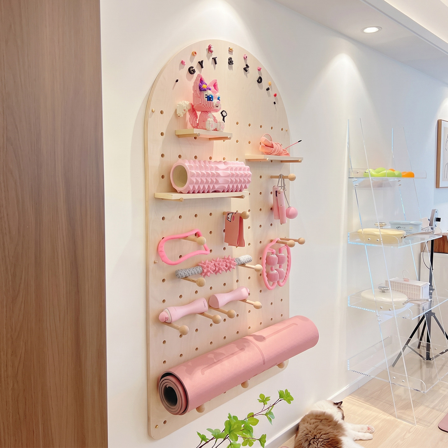 Hot selling 1000w+ solid wood hole board customized storage rack