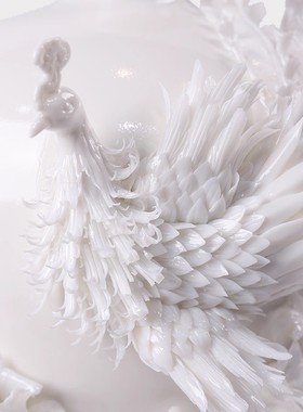 威弗列德德化白瓷凤穿牡丹花瓶