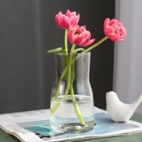 Простая маленькая стеклянная ваза с широким горлышком, современная простая цветочная композиция, градиент цветов, маленькое свежее украшение для рабочего стола