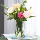 Простая маленькая стеклянная ваза с широким горлышком, современная простая цветочная композиция, градиент цветов, маленькое свежее украшение для рабочего стола