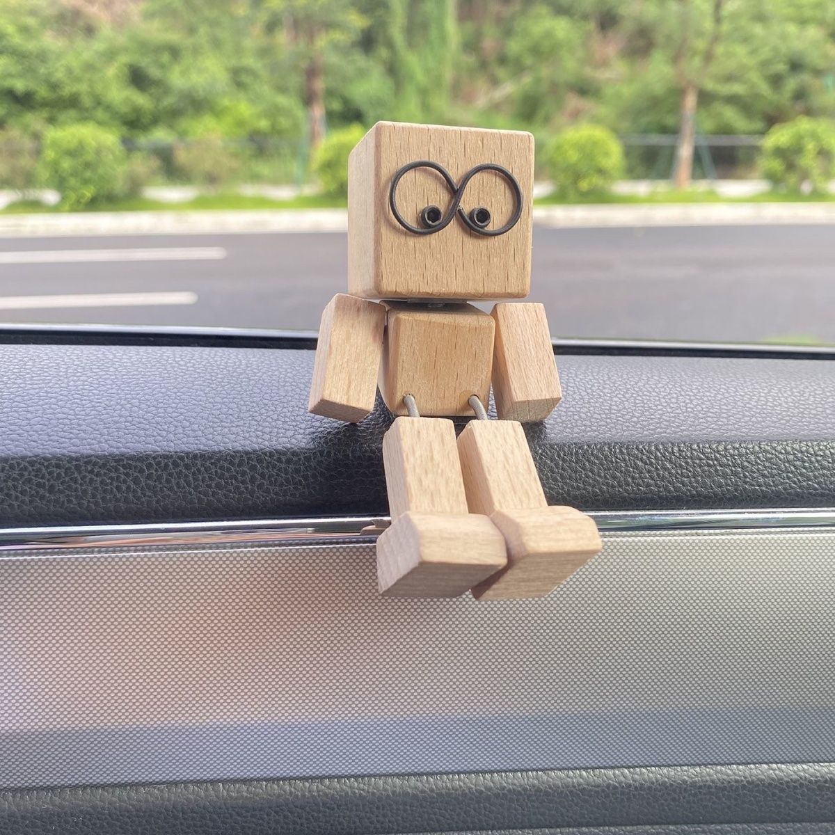 北欧风木头人车载抖动桌面摆件可爱治愈装饰礼品车载抖腿木头人 - 图2