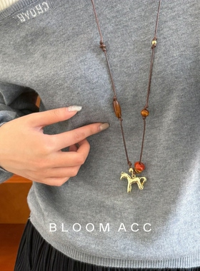 雕花金属小马项链女高级感2026马年吊坠大气秋冬木珠串珠毛衣链