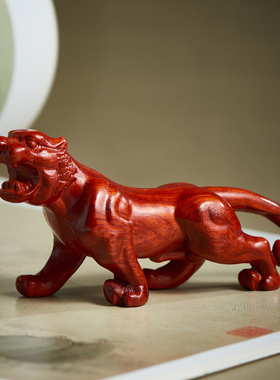 天然紫檀木雕老虎摆件实木质上山虎生肖工艺品办公桌面装饰工艺品