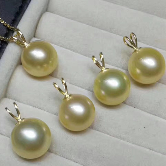 Beeswax Jasper Pendant Necklace 18K Gold Rabbit Head