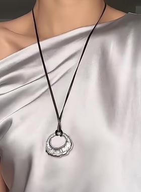 Céleste绷带缠绕吊坠皮绳长项链