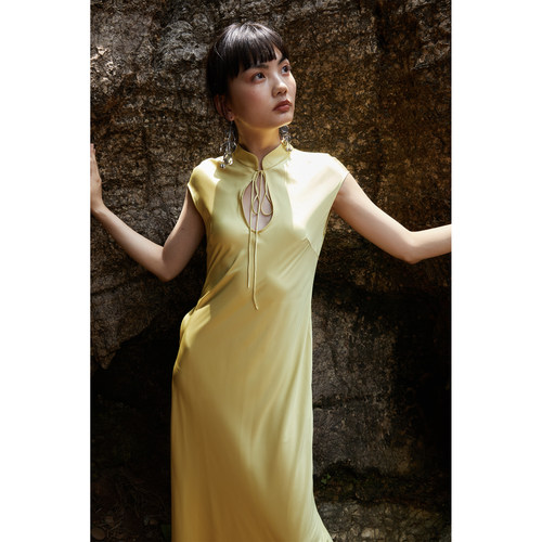 PaleBlueDot蓝点【夏日时髦】设计师立领亮黄色缎面旗袍连衣裙女 - 图2