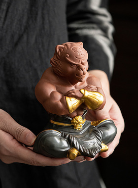 生肖虎肌肉老虎摆件吉祥物陶瓷工艺品虎年办公室书房酒柜装饰礼品