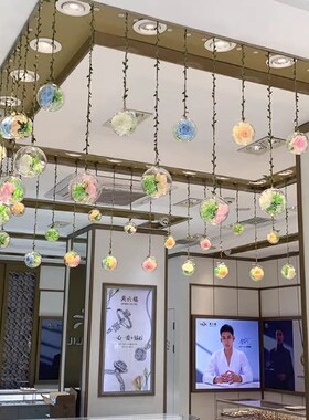春季珠宝店氛围装饰橱窗布置
