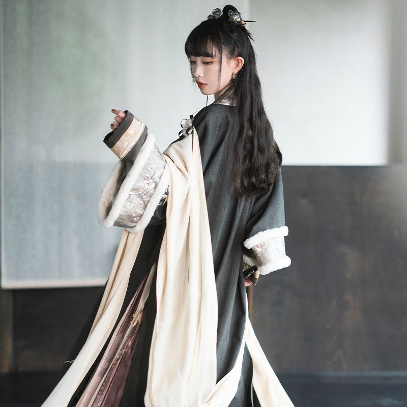 十三余儿[不夜金蝶]绣花对襟小豆蔻 十三余汉服