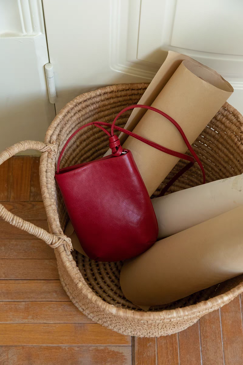 2025年新款复古高级感红色斜跨水桶包百搭通勤简约时尚单肩手机包,淘宝优惠券,粉丝福利购,淘宝优惠卷