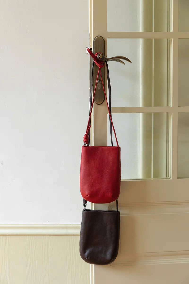 2025年新款复古高级感红色斜跨水桶包百搭通勤简约时尚单肩手机包,淘宝优惠券,粉丝福利购,淘宝优惠卷