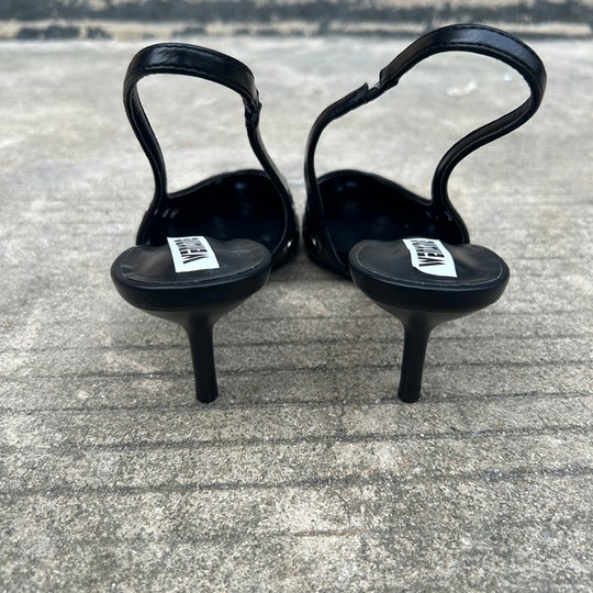 西班牙潮牌2025年夏季新款铆钉尖头显瘦细跟包头凉鞋浅口镂空女鞋