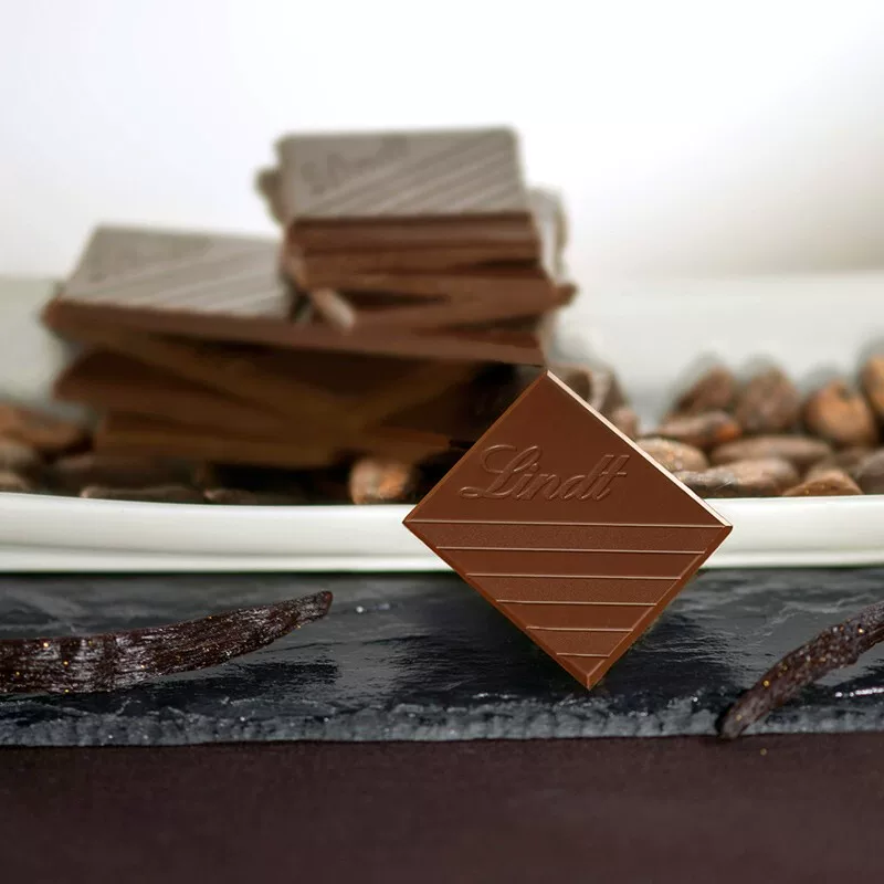 [Шоколад с мягким центром Lindt Swiss шоколад горький без молока, подарочная упаковка]