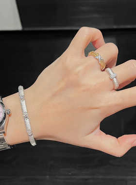 百搭款银色戒指镶嵌锆石高级感