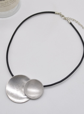ins风几何圆形拉丝片黑色皮绳项链冷淡风气质荷叶吊坠锁骨链颈链