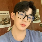 Черные бокалы для мужчин Супер светло -квадратная квадратная миопия может быть доступна, большое лицо, черный плоский световой рам